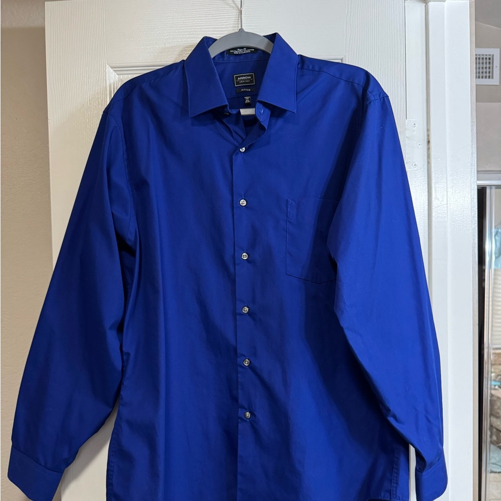 $5 SALE Men’s Arrow royal blue dress shirt. Wrinkle free. Fitted. 15 1/2 neck.
